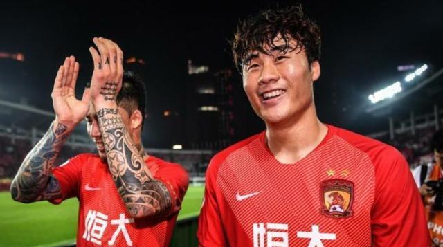 广州球迷抱团支持队伍,期待赛季开门红 广州球迷抱团支持队伍,期待赛季开门红