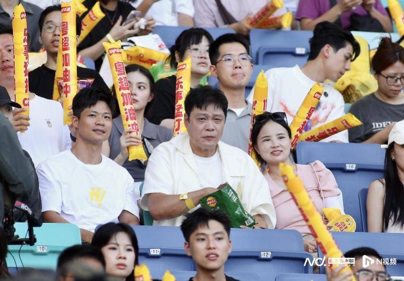 广州球迷抱团支持队伍,期待赛季开门红 广州球迷抱团支持队伍,期待赛季开门红