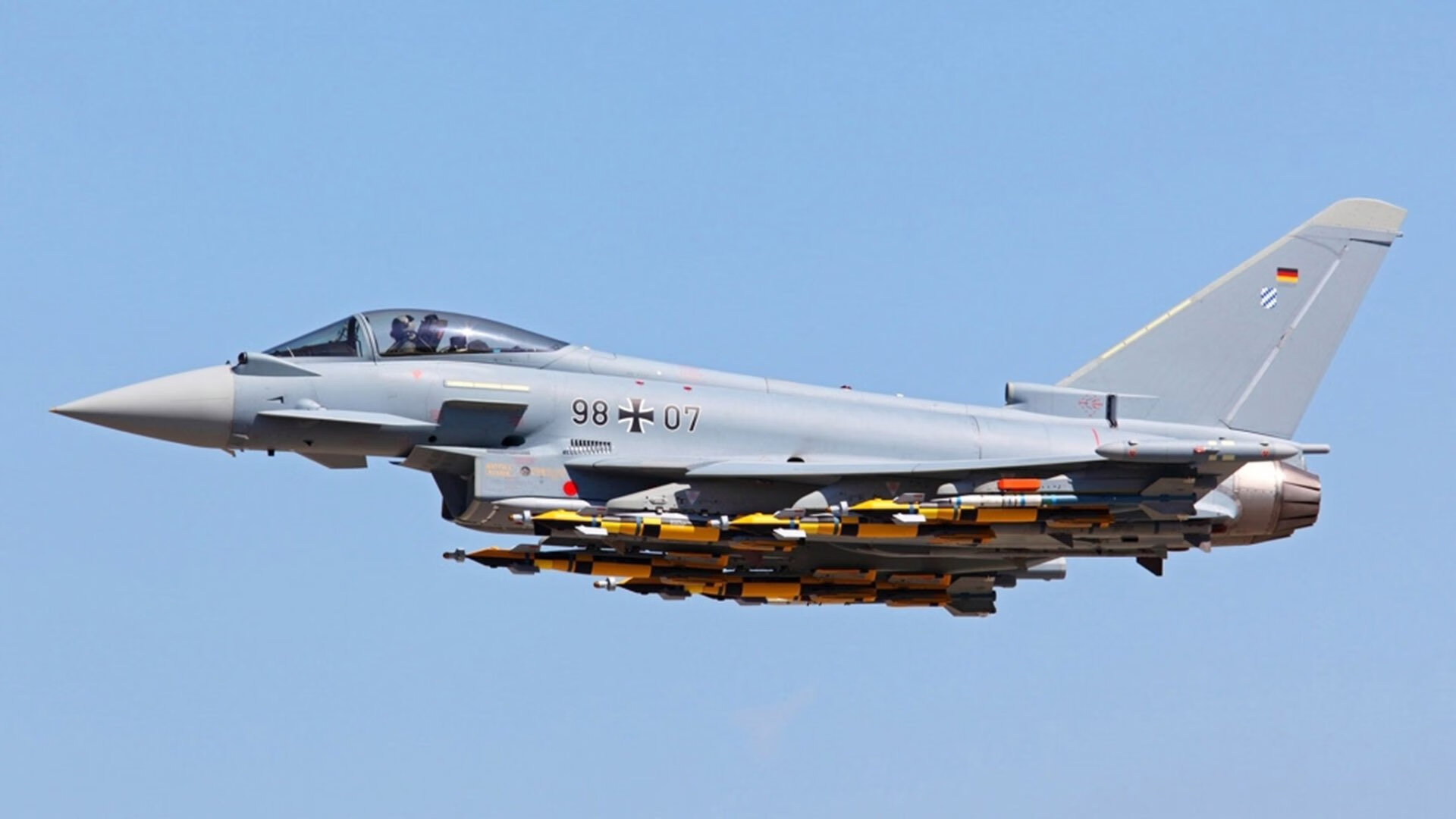 爱游戏在线-焰火映照亚平宁，帕尔默的加冕之夜